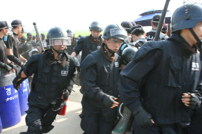 시위대를 막기위해 서둘러 이동 배치중인 경찰 